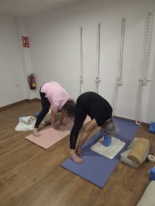 Fisioyoga grupos reducidos en Málaga: clase de máximo 8 personas dirigida por fisioterapeuta colegiada