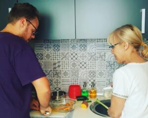 Rafa Estrada cocinando en casa de su madre quién le inculcó la alimentación saludable desde pequeño